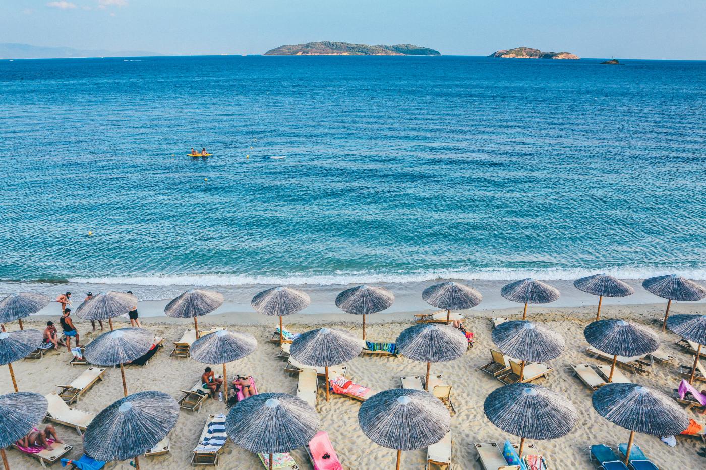 Strand mit lauter Sonnenschirmen als Symbolbild für Diabetes und Urlaub